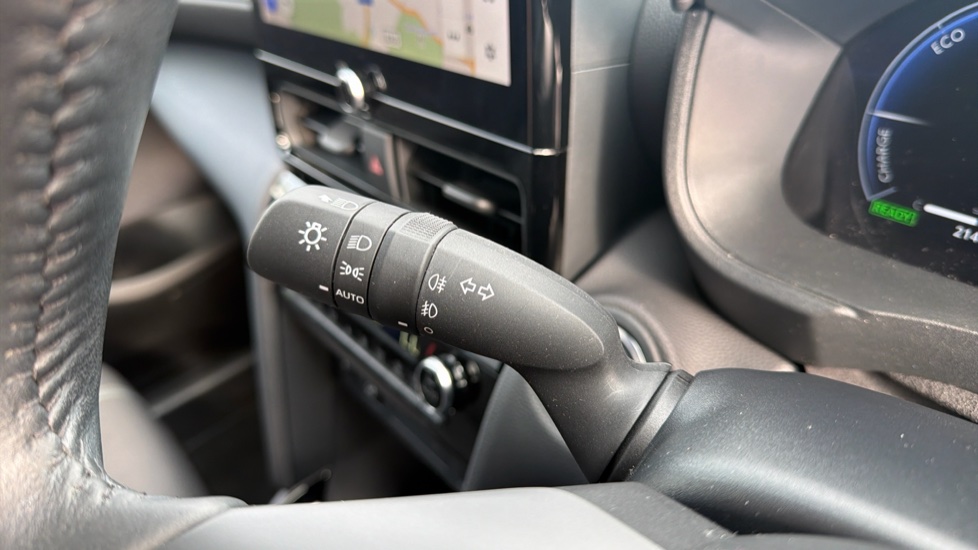 Toyota Yaris Cross 1.5 Hybrid 130 Premiere Edition AWD 5dr CVT Hybrid Estate - Image 33