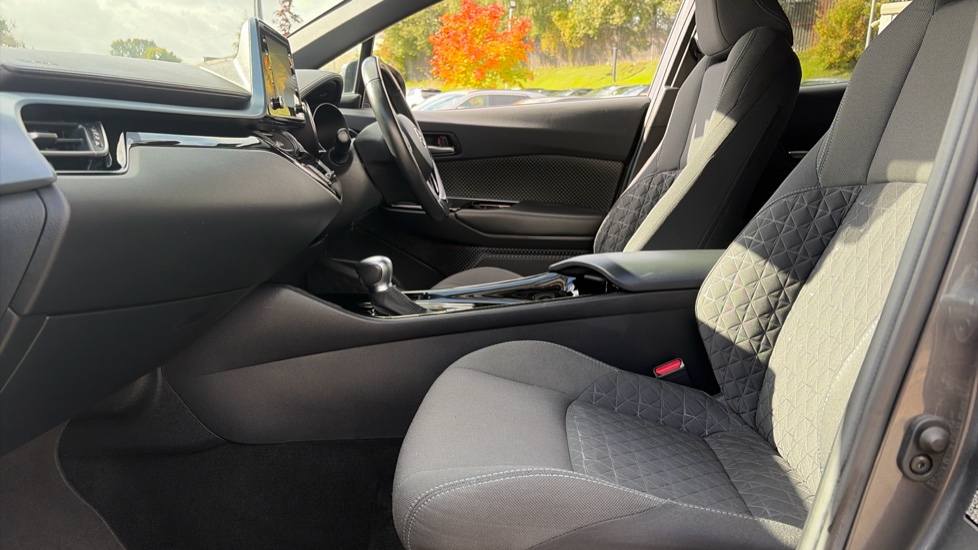 Toyota C-HR 1.8 Hybrid Design 5dr CVT Hybrid Hatchback - Image 5