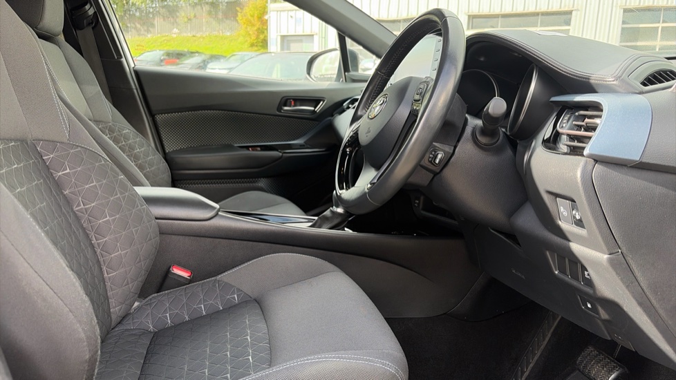 Toyota C-HR 1.8 Hybrid Design 5dr CVT Hybrid Hatchback - Image 12