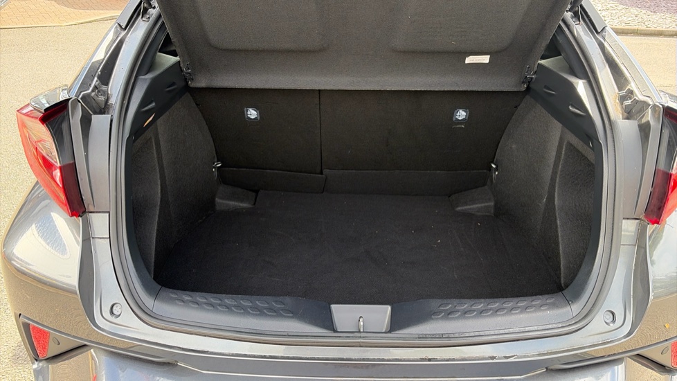 Toyota C-HR 1.8 Hybrid Design 5dr CVT Hybrid Hatchback - Image 13