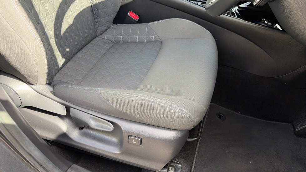 Toyota C-HR 1.8 Hybrid Design 5dr CVT Hybrid Hatchback - Image 17