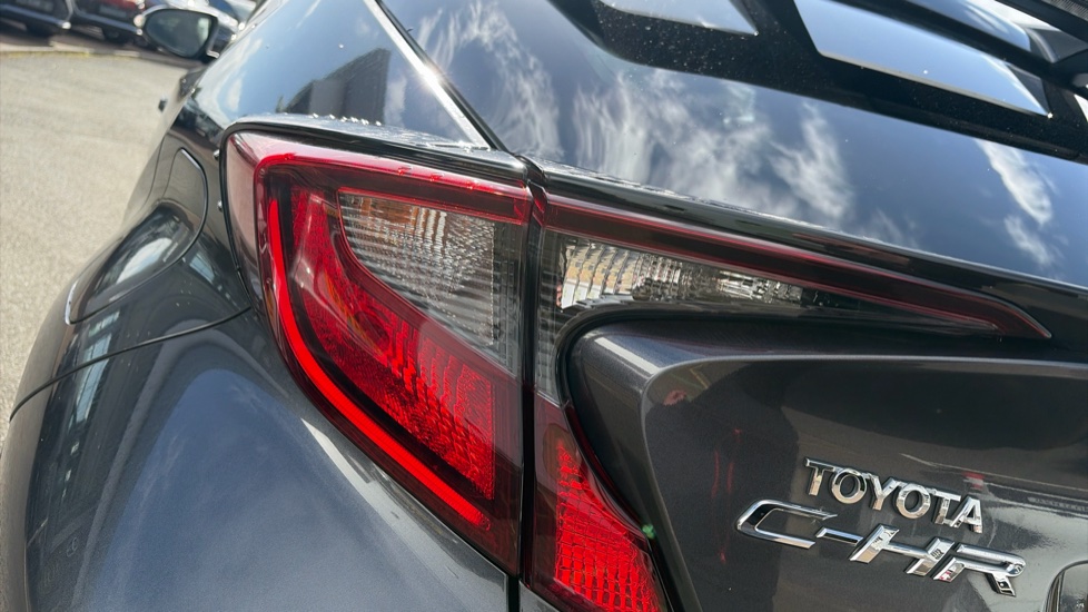 Toyota C-HR 1.8 Hybrid Design 5dr CVT Hybrid Hatchback - Image 21