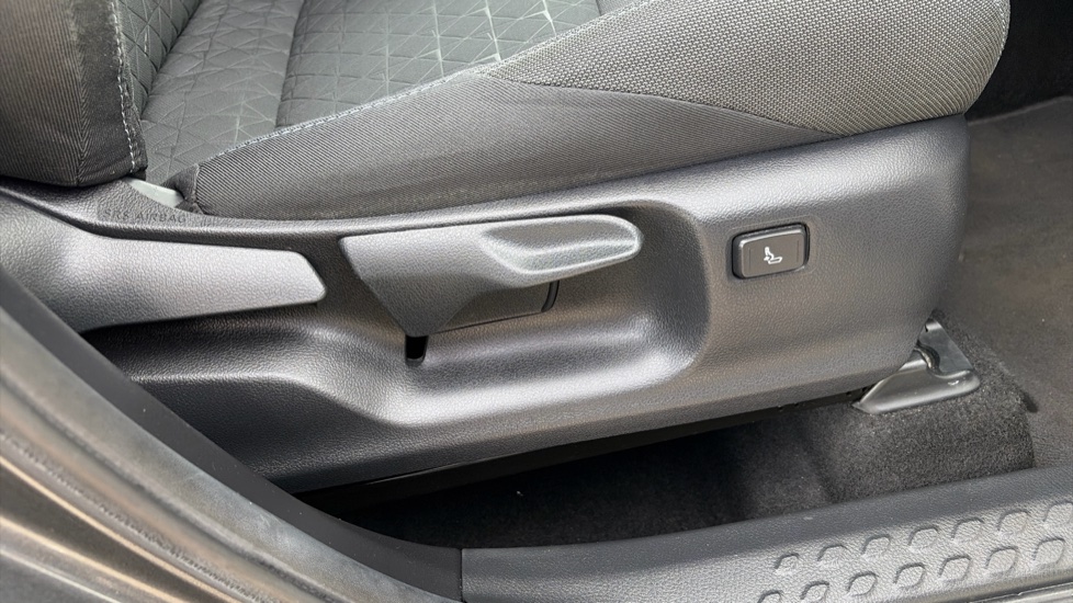 Toyota C-HR 1.8 Hybrid Design 5dr CVT Hybrid Hatchback - Image 29