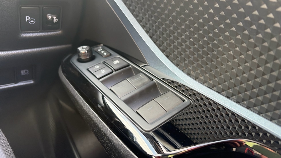 Toyota C-HR 1.8 Hybrid Design 5dr CVT Hybrid Hatchback - Image 31