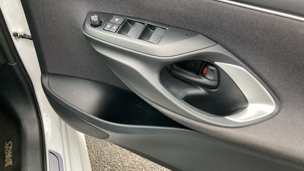 Toyota Yaris 1.5 Hybrid Design 5dr CVT Hybrid Hatchback - Image 38