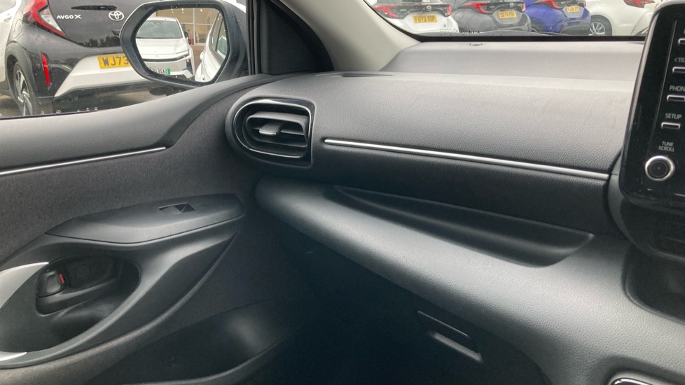 Toyota Yaris 1.5 Hybrid Design 5dr CVT Hybrid Hatchback - Image 46