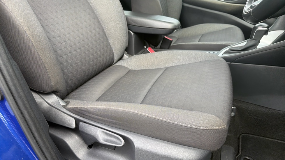 Toyota Yaris 1.5 Hybrid Design 5dr CVT Hybrid Hatchback - Image 17