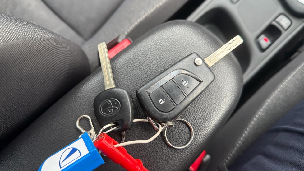 Toyota Yaris 1.5 Hybrid Design 5dr CVT Hybrid Hatchback - Image 28