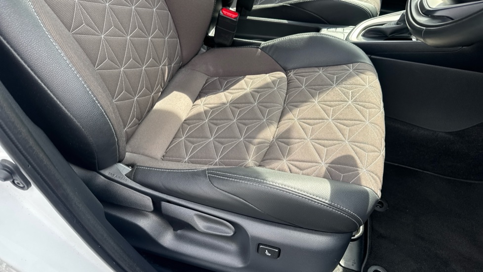 Toyota Yaris Cross 1.5 Hybrid Excel 5dr CVT Hybrid Estate - Image 17