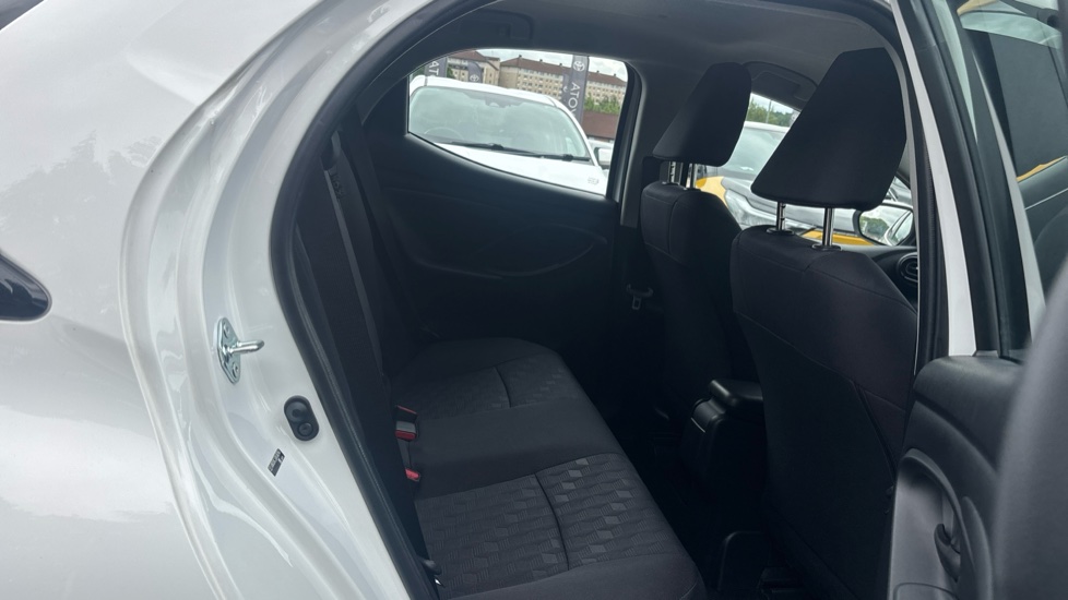 Toyota Yaris 1.5 Hybrid Icon 5dr CVT Hybrid Hatchback - Image 8