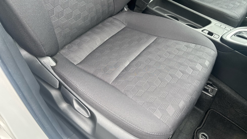 Toyota Yaris 1.5 Hybrid Icon 5dr CVT Hybrid Hatchback - Image 17