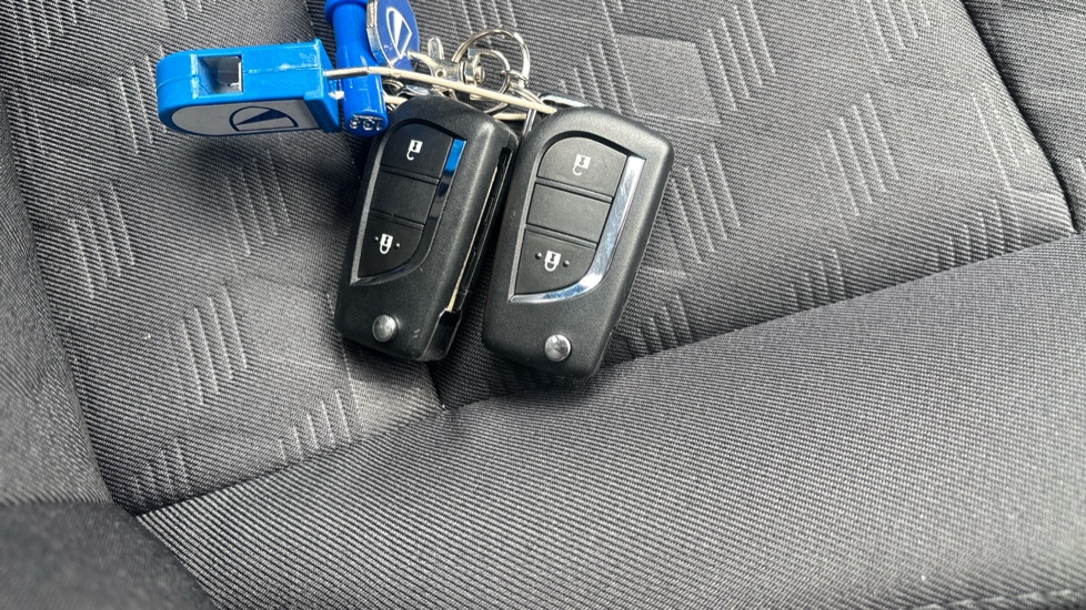 Toyota Yaris 1.5 Hybrid Icon 5dr CVT Hybrid Hatchback - Image 28