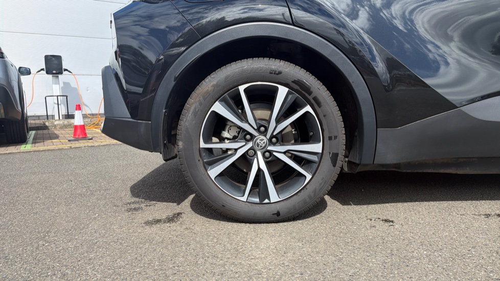 Toyota C-HR 2.0 PHEV Design 5dr CVT Hatchback - Image 25
