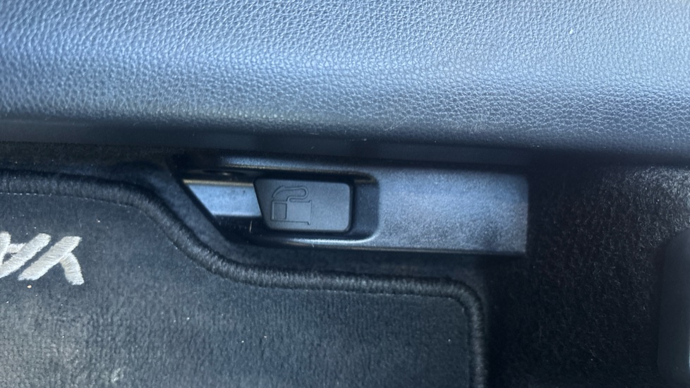 Toyota Yaris 1.5 Hybrid Design 5dr CVT Hybrid Hatchback - Image 43