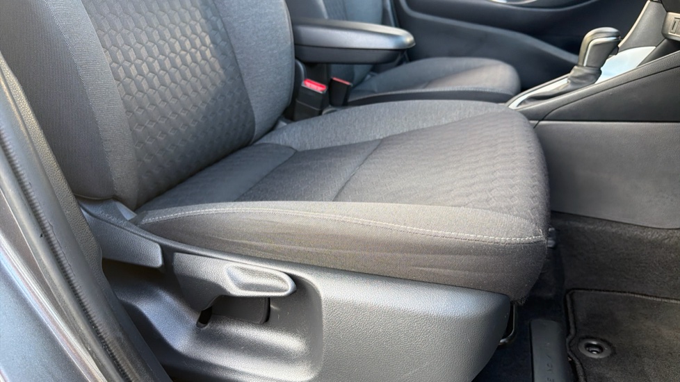 Toyota Yaris 1.5 Hybrid Design 5dr CVT Hybrid Hatchback - Image 17