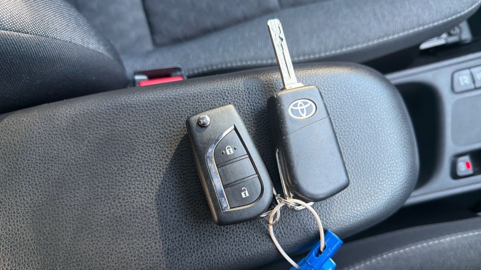 Toyota Yaris 1.5 Hybrid Design 5dr CVT Hybrid Hatchback - Image 28