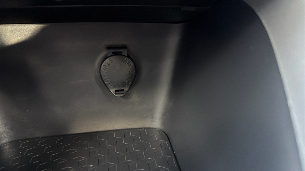 Toyota Yaris 1.5 Hybrid Design 5dr CVT Hybrid Hatchback - Image 38