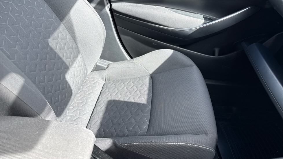 Toyota Corolla 2.0 VVT-i Hybrid Design 5dr CVT Hybrid Hatchback - Image 17