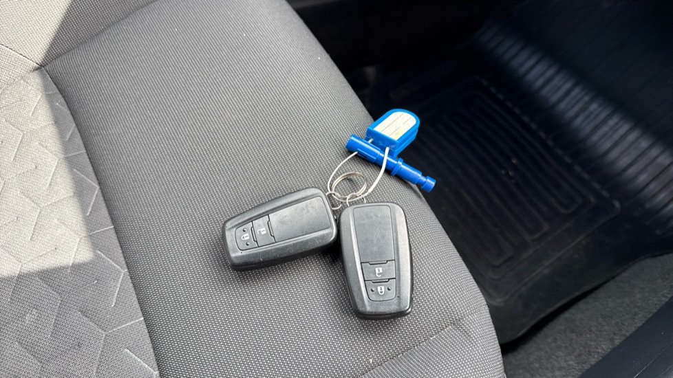 Toyota Corolla 2.0 VVT-i Hybrid Design 5dr CVT Hybrid Hatchback - Image 28