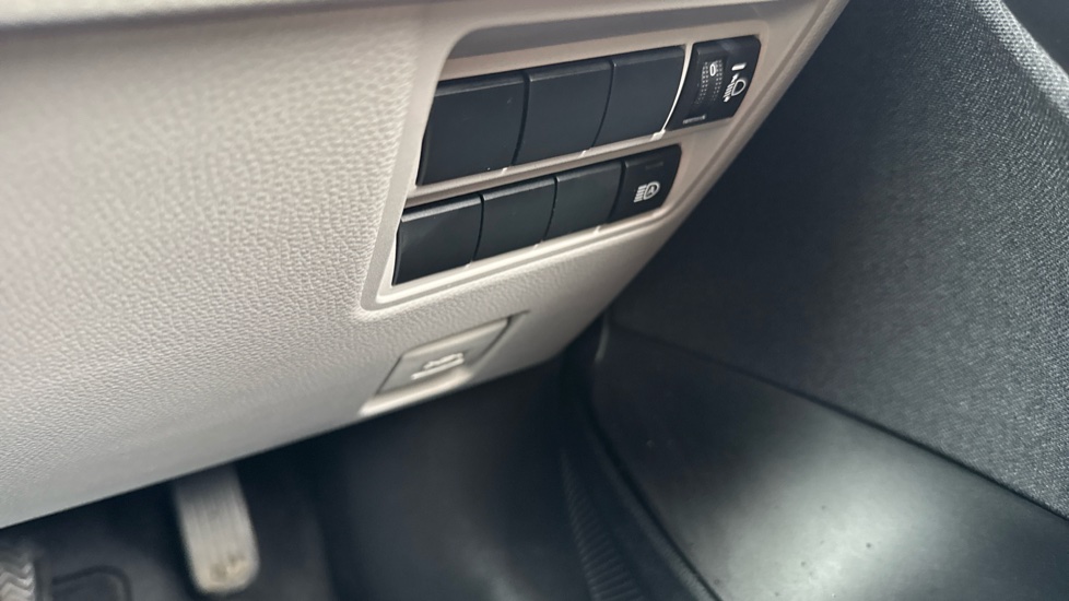 Toyota Yaris 1.5 Hybrid Excel 5dr CVT Hybrid Hatchback - Image 31
