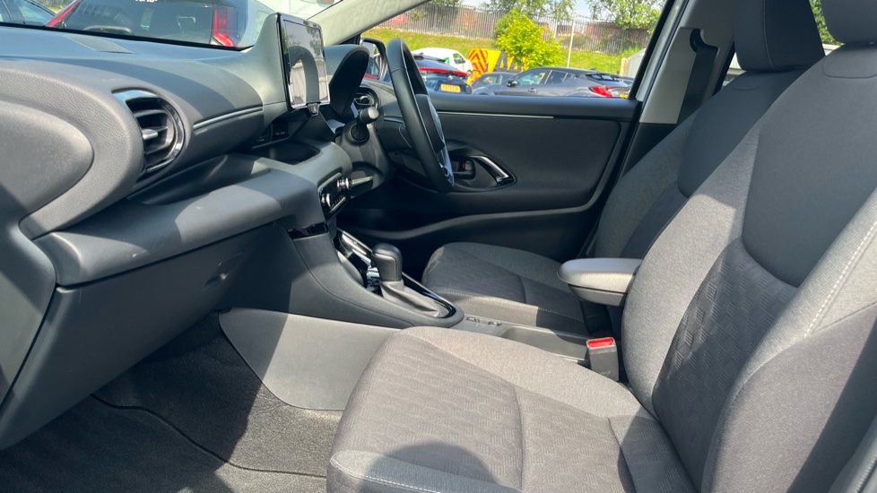 Toyota Yaris 1.5 Hybrid Design 5dr CVT Hybrid Hatchback - Image 5
