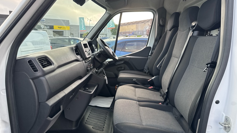 Renault Master Lwb Diesel Fwd LM35 Blue dCi 135 Advance Medium Roof Van - Image 5
