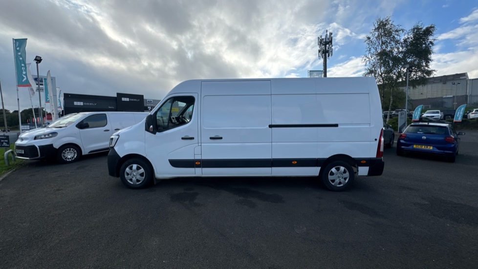 Renault Master Lwb Diesel Fwd LM35 Blue dCi 135 Advance Medium Roof Van - Image 24