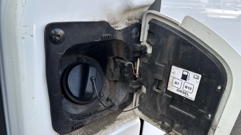 Renault Master Lwb Diesel Fwd LM35 Blue dCi 135 Advance Medium Roof Van - Image 29