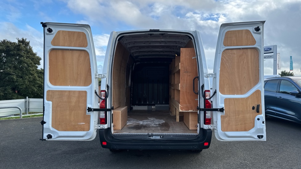 Renault Master Lwb Diesel Fwd LM35 Blue dCi 135 Advance Medium Roof Van - Image 33