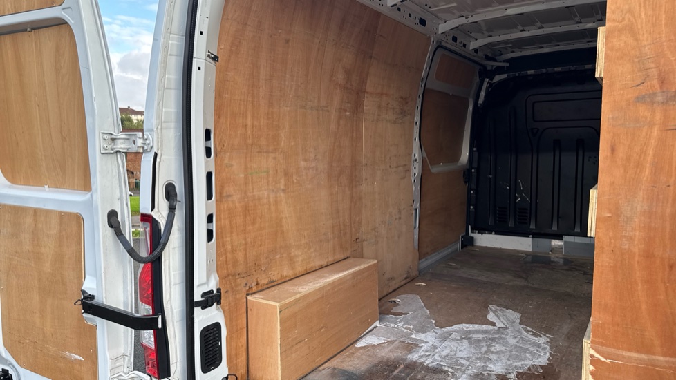 Renault Master Lwb Diesel Fwd LM35 Blue dCi 135 Advance Medium Roof Van - Image 34