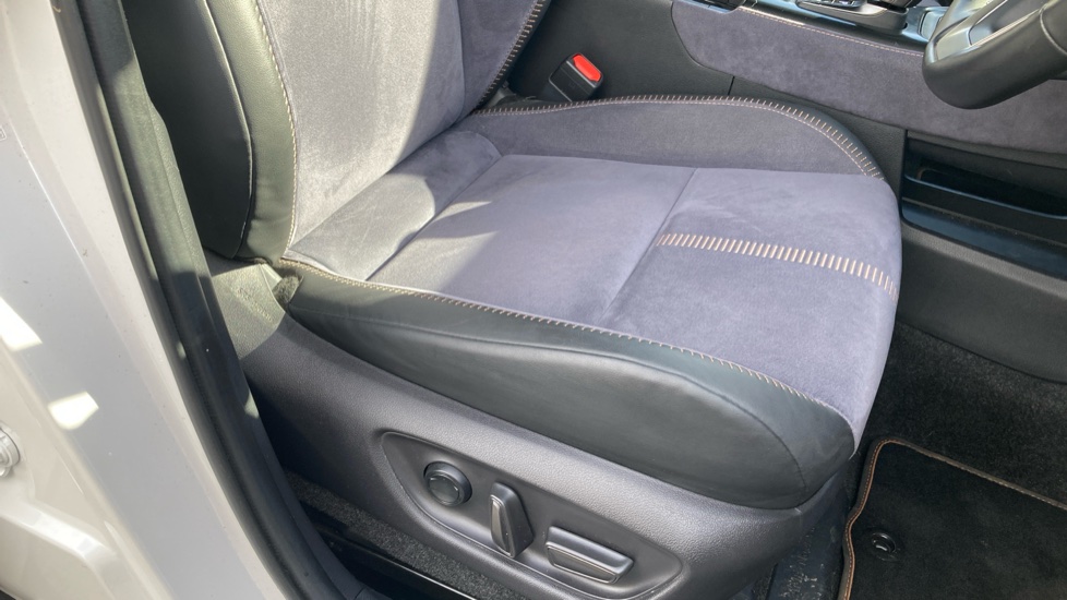 Lexus LBX 1.5 Takumi 5dr E-CVT AWD Hybrid Hatchback - Image 17