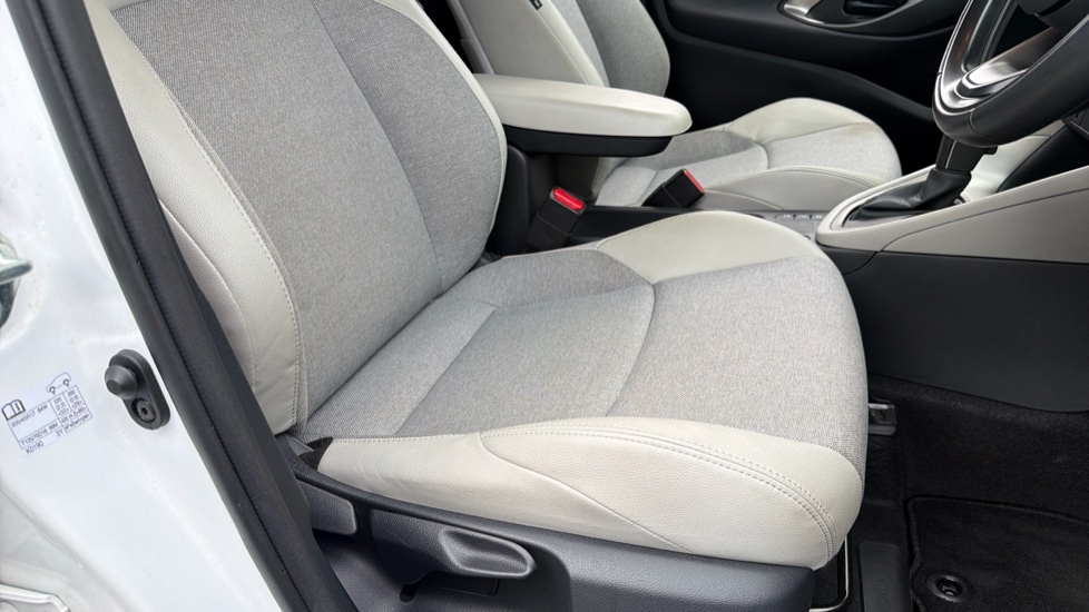 Toyota Yaris 1.5 Hybrid Excel 5dr CVT Hybrid Hatchback - Image 17