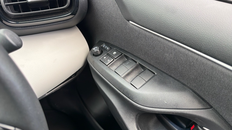 Toyota Yaris 1.5 Hybrid Excel 5dr CVT Hybrid Hatchback - Image 31