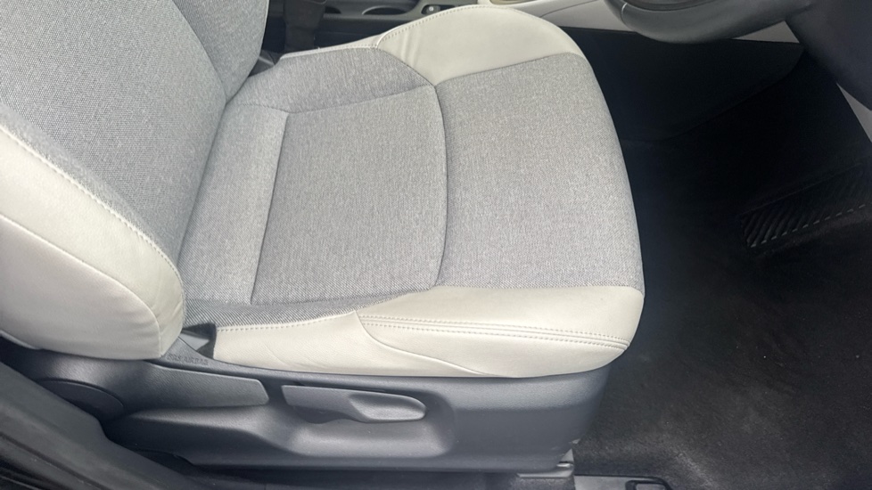 Toyota Yaris 1.5 Hybrid Excel 5dr CVT Hybrid Hatchback - Image 17