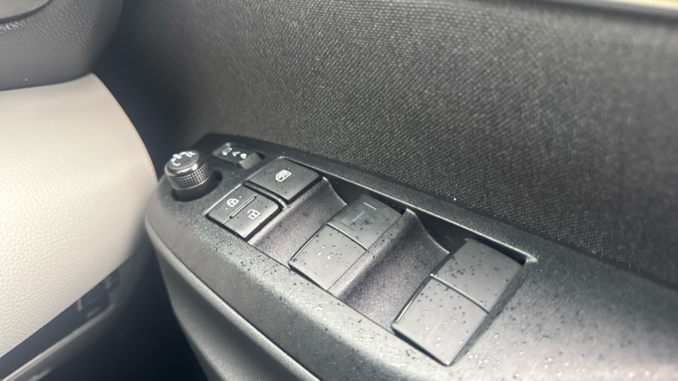 Toyota Yaris 1.5 Hybrid Excel 5dr CVT Hybrid Hatchback - Image 34