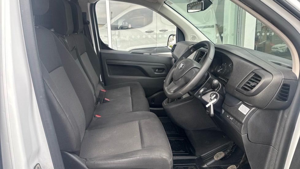 Toyota Proace Medium Diesel 1.5D 120 Icon Van - Image 12