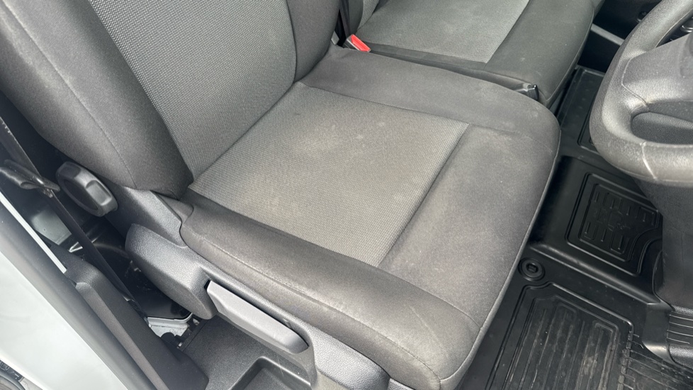 Toyota Proace Medium Diesel 1.5D 120 Icon Van - Image 17