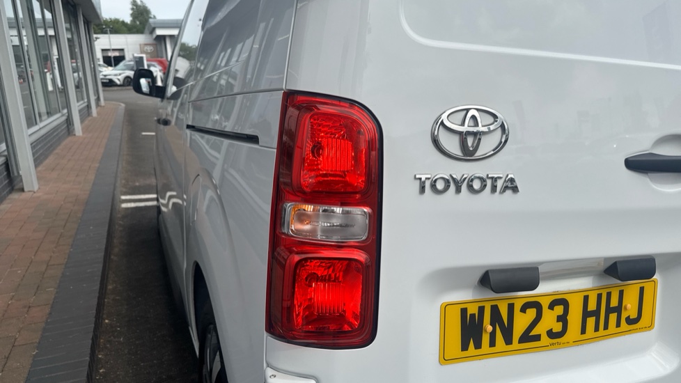 Toyota Proace Medium Diesel 1.5D 120 Icon Van - Image 21