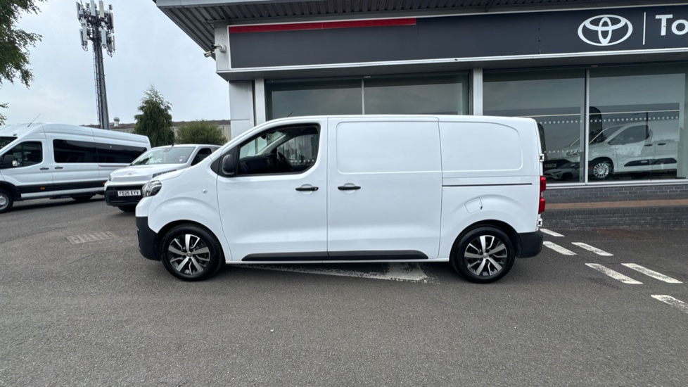 Toyota Proace Medium Diesel 1.5D 120 Icon Van - Image 24