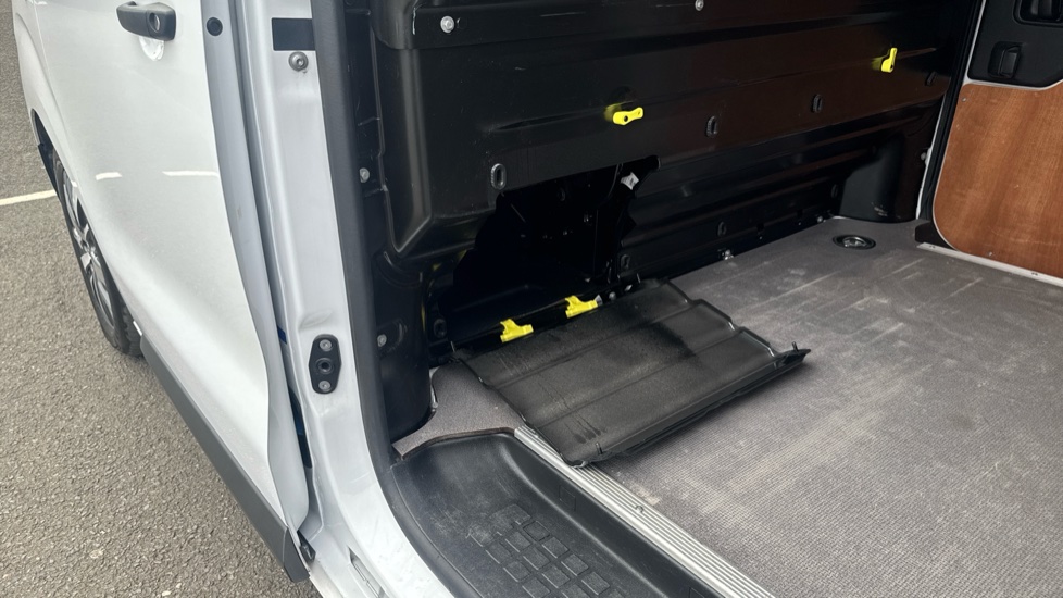 Toyota Proace Medium Diesel 1.5D 120 Icon Van - Image 30