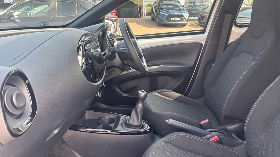 Toyota Aygo X 1.0 VVT-i Edge 5dr Petrol Hatchback - Image 5