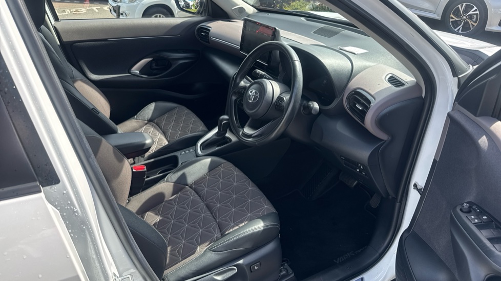 Toyota Yaris Cross 1.5 Hybrid Excel 5dr CVT Hybrid Estate - Image 12