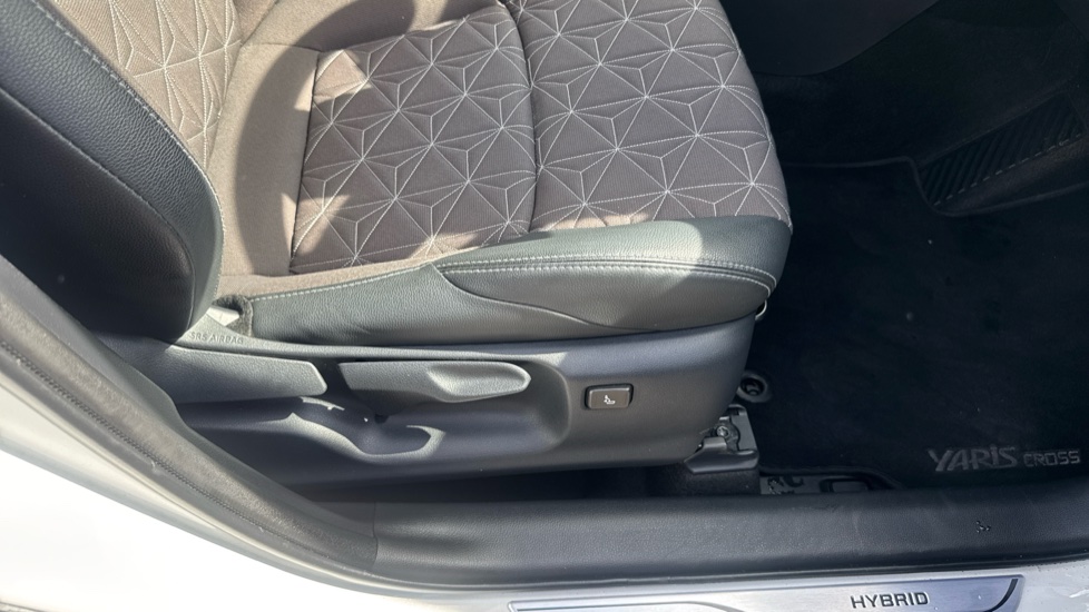 Toyota Yaris Cross 1.5 Hybrid Excel 5dr CVT Hybrid Estate - Image 17