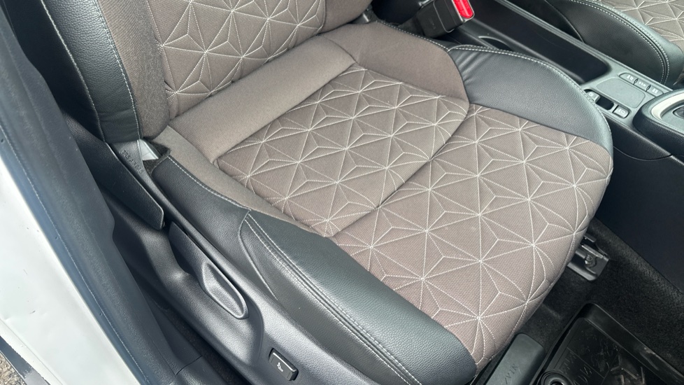 Toyota Yaris Cross 1.5 Hybrid Excel 5dr CVT Hybrid Estate - Image 17