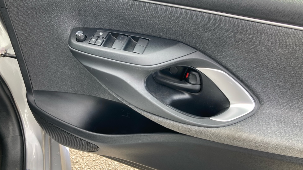 Toyota Yaris 1.5 Hybrid Design 5dr CVT Hybrid Hatchback - Image 39
