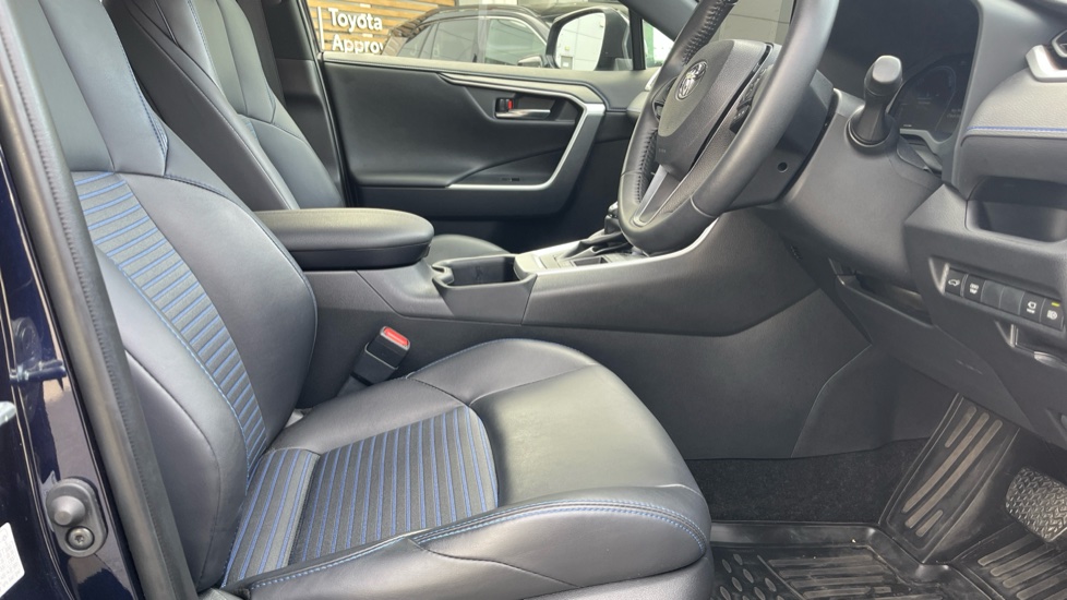 Toyota RAV4 2.5 VVT-i Hybrid Dynamic 5dr CVT 2WD Hybrid Estate - Image 12