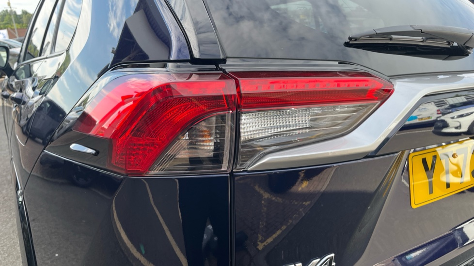 Toyota RAV4 2.5 VVT-i Hybrid Dynamic 5dr CVT 2WD Hybrid Estate - Image 21