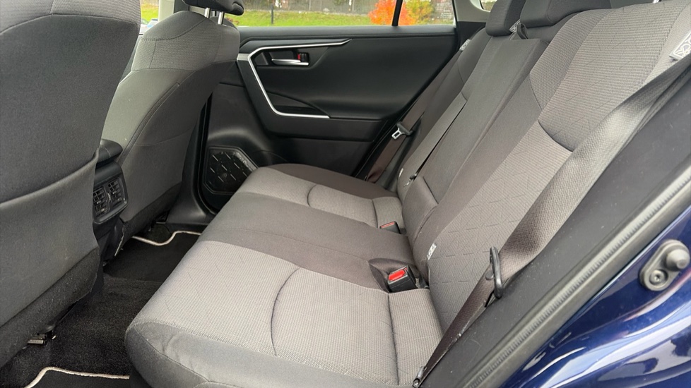 Toyota RAV4 2.5 VVT-i Hybrid Design 5dr CVT 2WD Hybrid Estate - Image 15