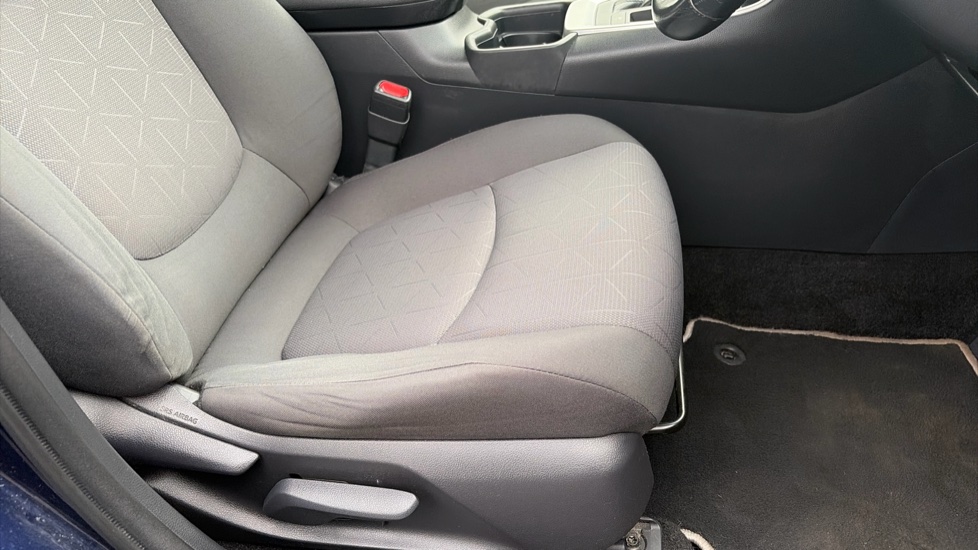 Toyota RAV4 2.5 VVT-i Hybrid Design 5dr CVT 2WD Hybrid Estate - Image 17