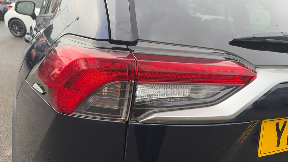 Toyota RAV4 2.5 VVT-i Hybrid Design 5dr CVT 2WD Hybrid Estate - Image 21